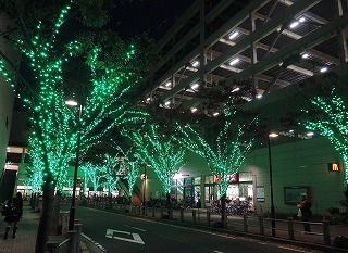 緑色に染まる妙典駅南口のイルミネーション